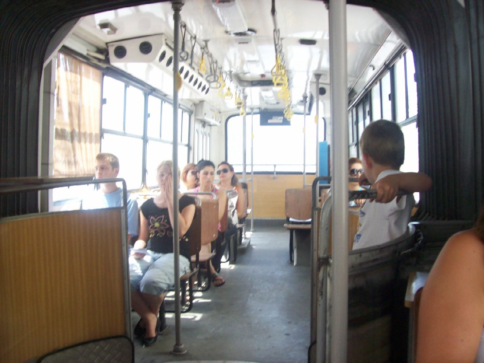 Alter Gelenkbus von innen in Thessaloniki