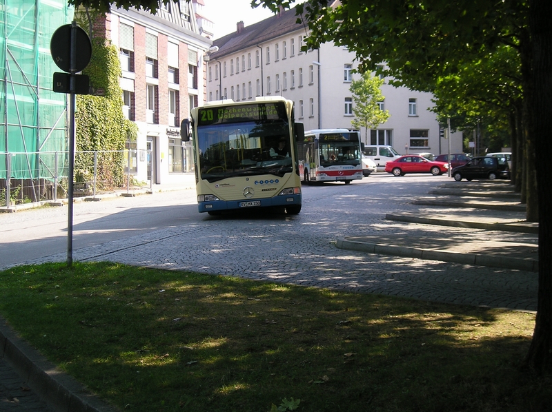 Schnellbus am Busbahnhof