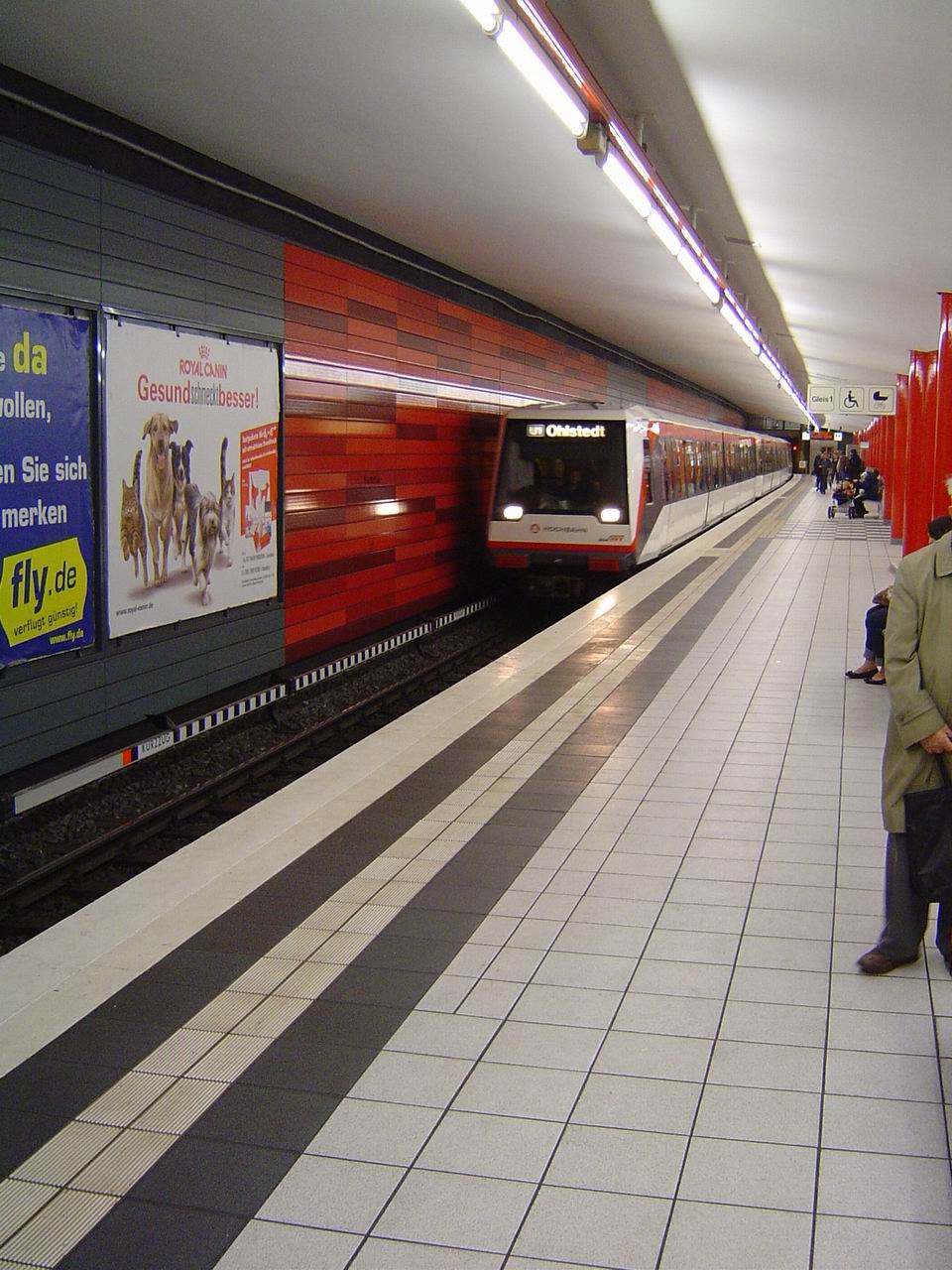 Einfahrender DT4 in U-Bahnhof Wartenau