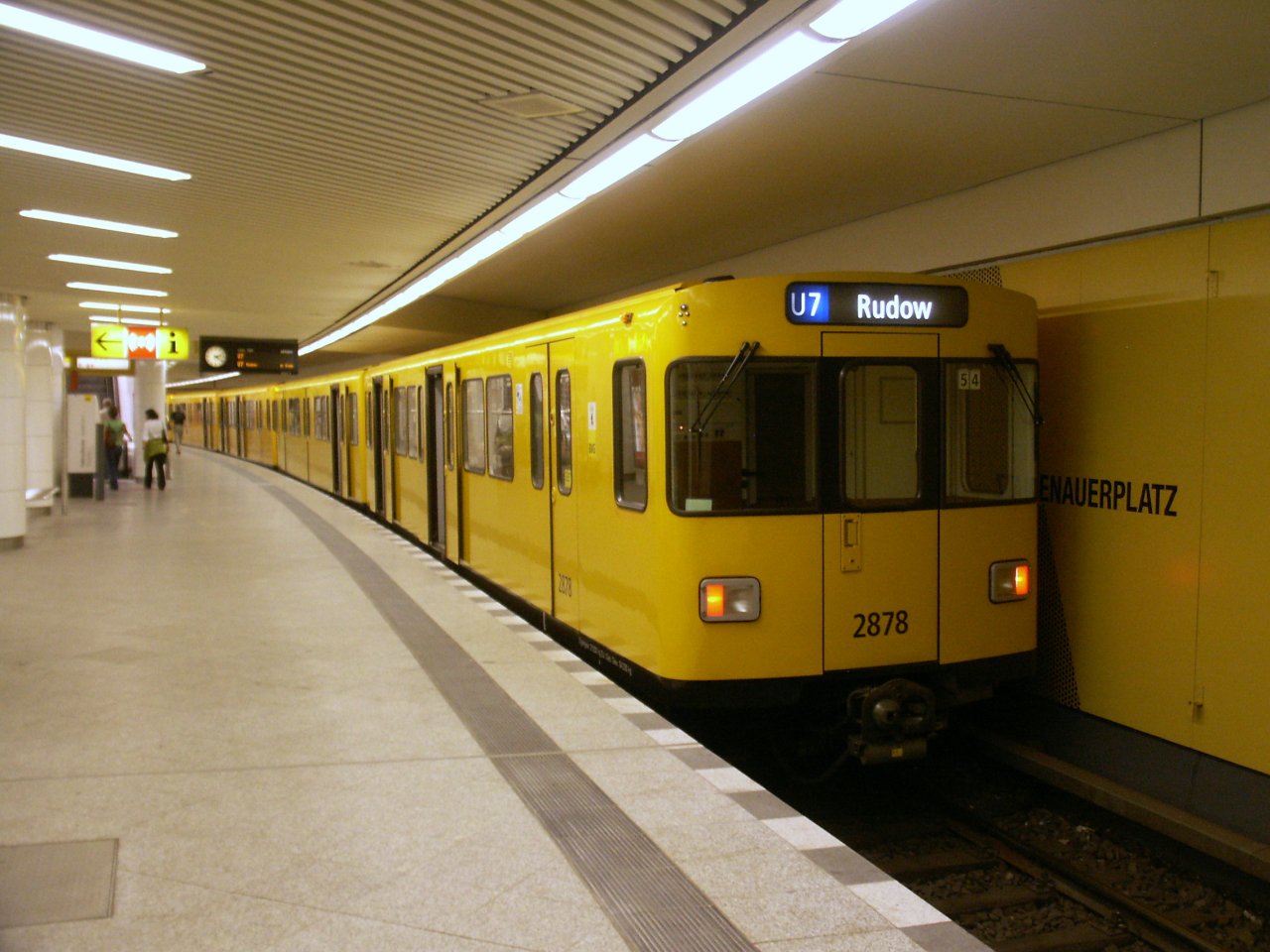 F90 im U-Bahnhof Adenauerplatz