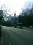 BBL-Gelenkbus vor Russischer Kirche
