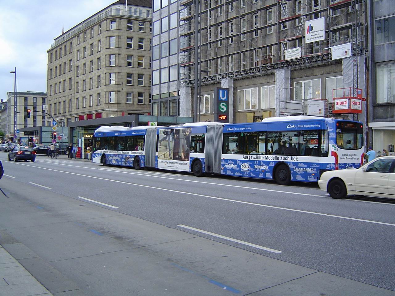 Doppelgelenkbus der HHA am Jungfernstieg