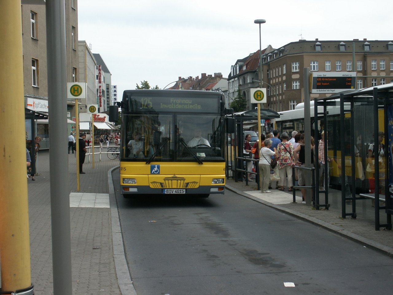 MAN-Gelenkbus auf dem 125er am U-Bahnhof Alt-Tegel