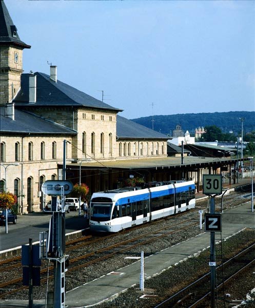 Saarbahn im Bahnhof Sarreguemines (F)